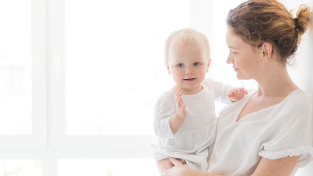 Gratis foto schattige babymeisje samen met moeder