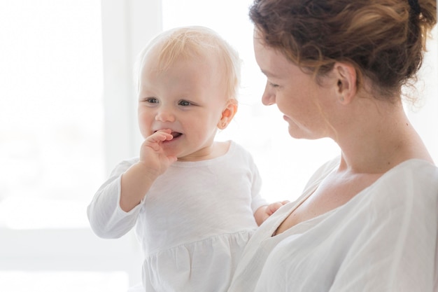 Gratis foto schattige babymeisje samen met moeder