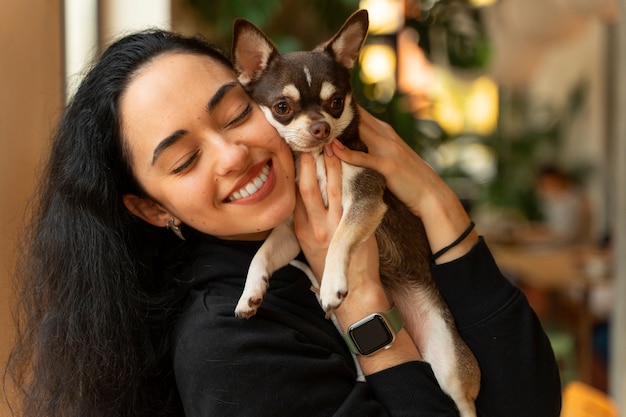 Schattige chihuahua hond met vrouwelijke eigenaar