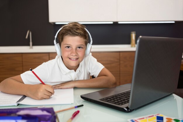 Schattige jonge jongen die zijn huiswerk doet