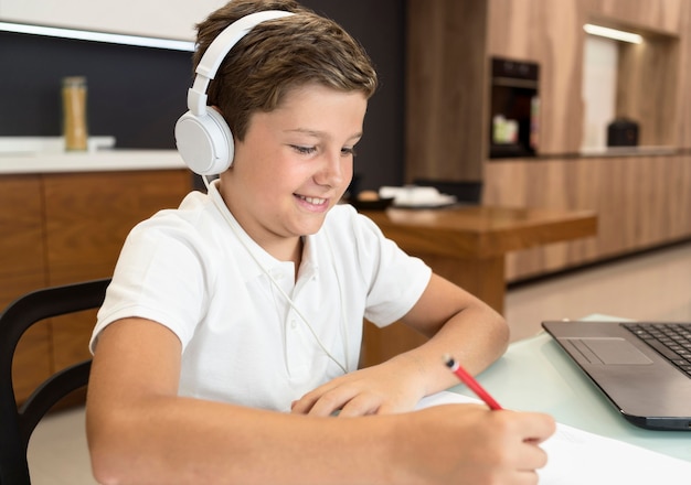 Schattige jonge jongen die zijn huiswerk doet