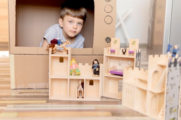 Schattige jongen spelen met kasteel