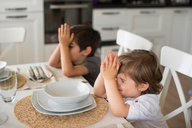 Schattige kinderen bidden thuis