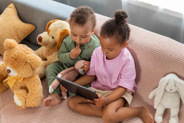 Gratis foto schattige kinderen met opgezette dieren