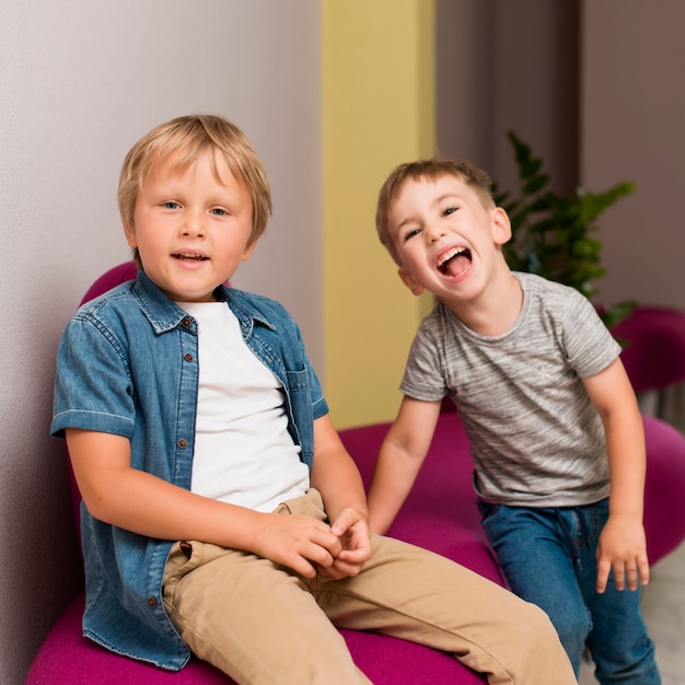 Gratis foto schattige kinderen poseren op een gekke manier