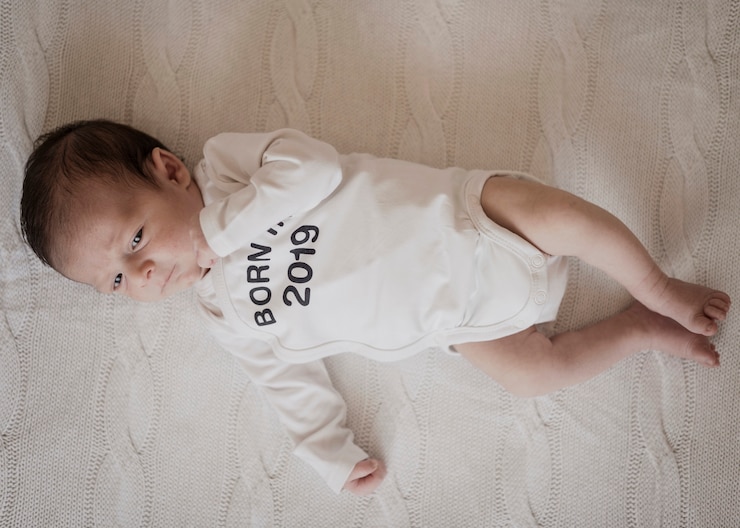 Gratis Foto schattige kleine baby in bed gelegd