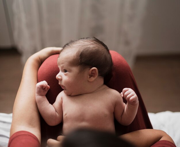 Schattige kleine baby in het bezit van haar moeder