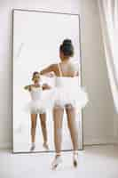 Gratis foto schattige kleine ballerina. kind dansen in de kamer. kid in dansles.