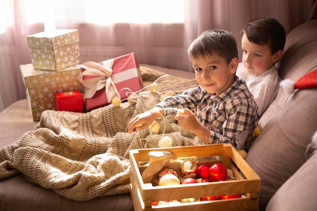 Gratis foto schattige kleine broers die samen tijd doorbrengen met kerstmis