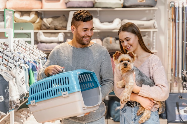 Gratis foto schattige kleine hond bij de dierenwinkel met eigenaar