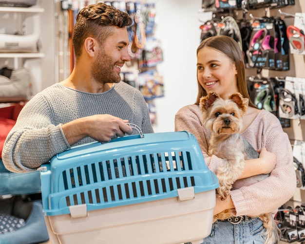 Schattige kleine hond bij de dierenwinkel met eigenaar