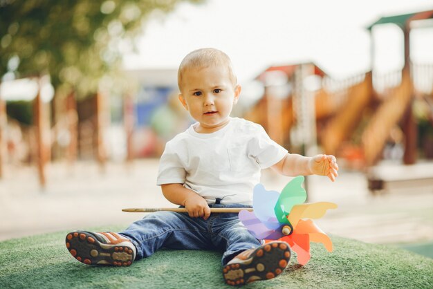 Schattige kleine jongen heeft plezier op een speelplaats