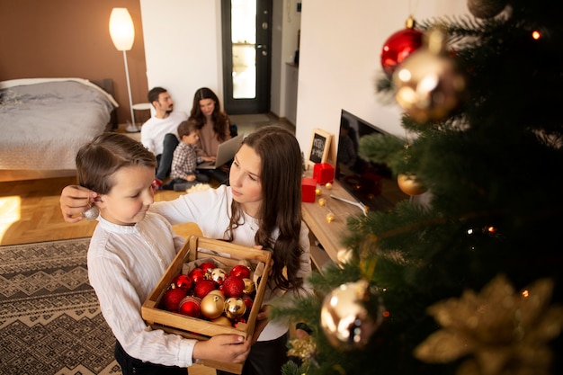 Schattige kleine jongen met zijn zus op Kerstmis