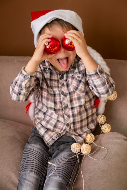 Schattige kleine jongen op kerstnacht thuis