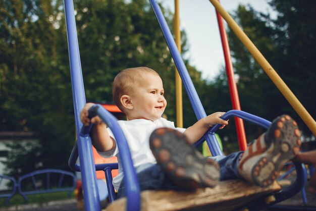 Schattige kleine jongen plezier op een speelplaats