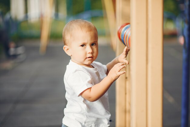 Schattige kleine jongen plezier op een speelplaats