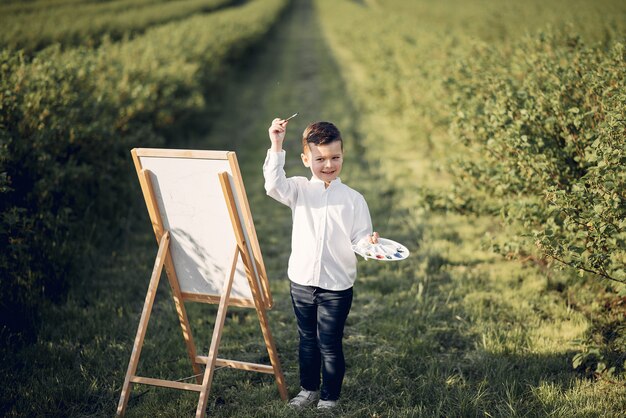 Schattige kleine jongen schilderij in een park