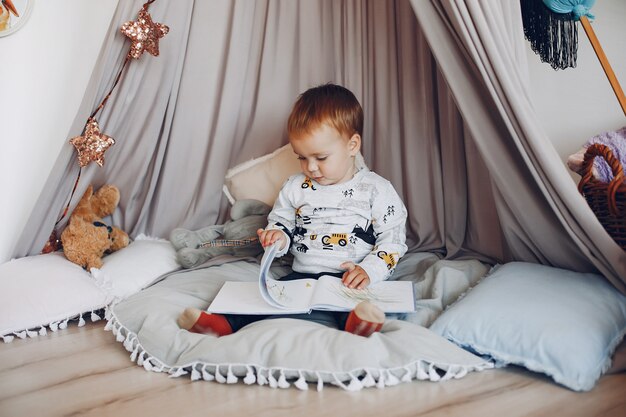 Schattige kleine jongen thuis spelen