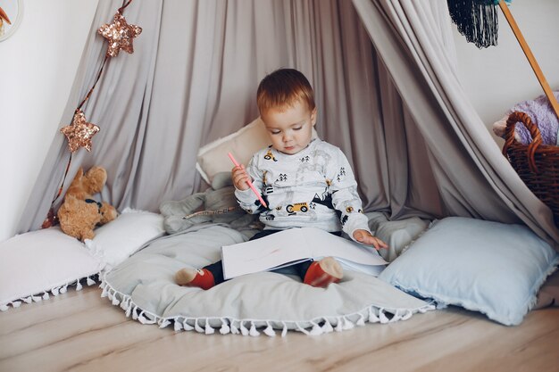 Schattige kleine jongen thuis spelen