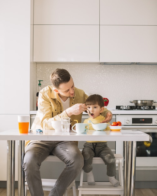 Gratis foto schattige kleine kind en zijn vader