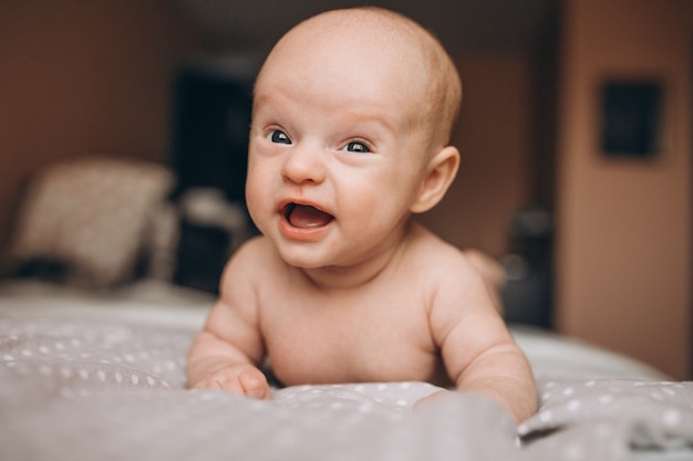 Schattige kleine pasgeboren babyjongen