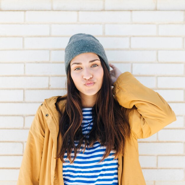 schattige mooie vrouw in casual outfit pruilen haar lippen kijken camera