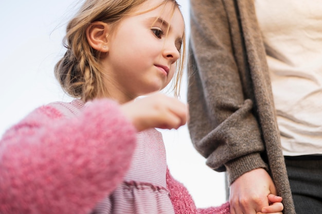 Schattige onschuldige dochter lage hoek bekijken