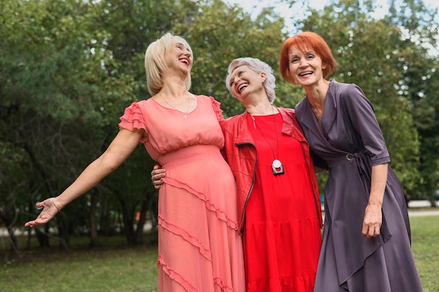 Gratis foto schattige rijpe vrouwen lachen