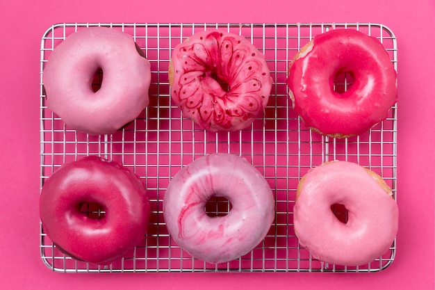 Gratis foto schattige roze donuts bovenaanzicht