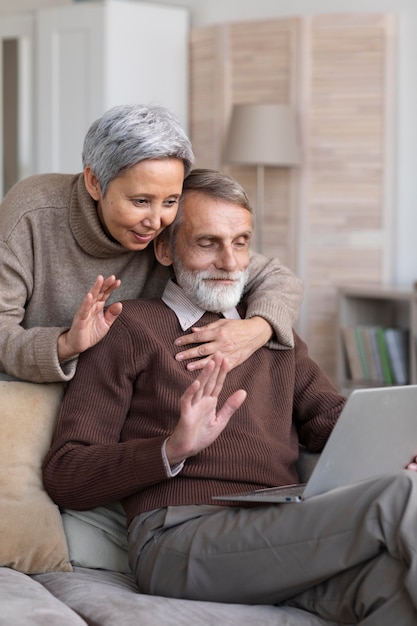 Schattige senior koppel videoconferenties