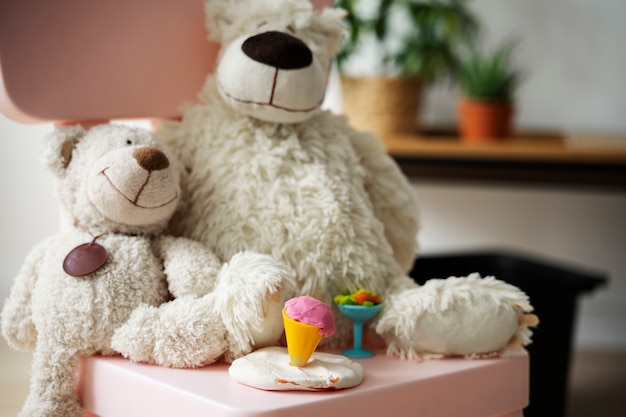 Schattige teddyberen op stoel met speeldeeg