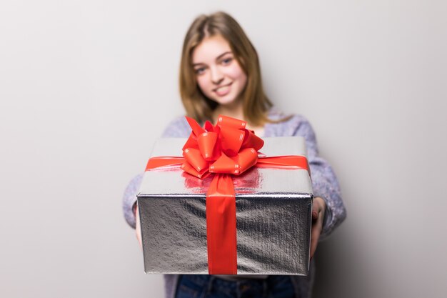 Schattige tiener met grote geschenkdoos