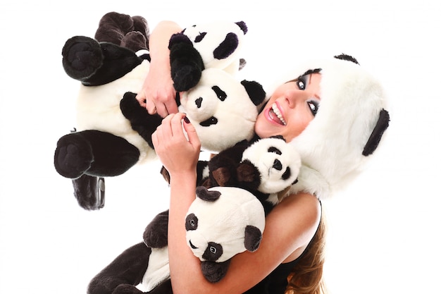 Schattige vrouw met veel gevulde panda's