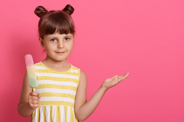 Schattige vrouw zomer witte en gele jurk dragen