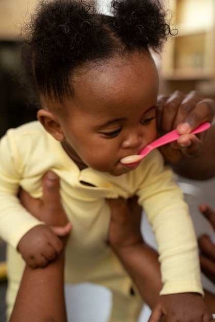 Gratis foto schattige zwarte baby thuis met ouders