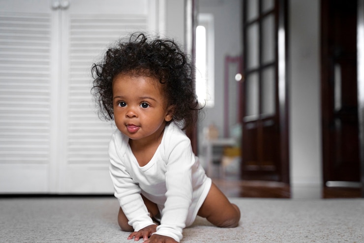 Gratis Foto schattige zwarte baby thuis