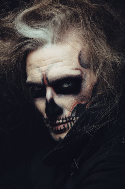 Gratis foto schedel make-up portret van jonge man