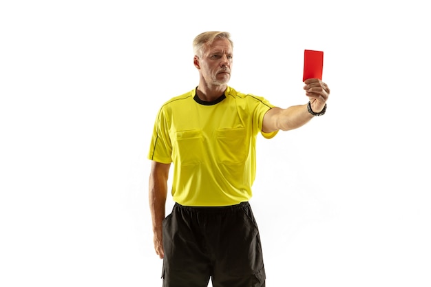Scheidsrechter die een rode kaart toont aan een ontevreden voetbal of voetballer tijdens het gamen geïsoleerd op een witte muur.