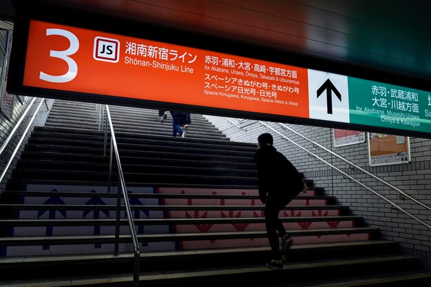 Scherm met passagiersinformatie in het Japanse metrosysteem