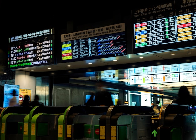 Scherm met passagiersinformatie in het Japanse metrosysteem