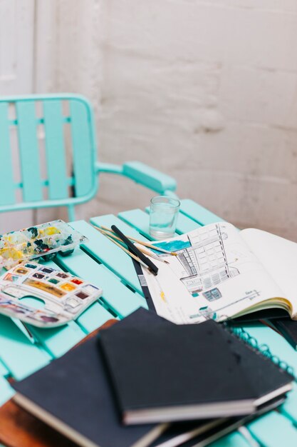 Schetsboeken en verf op tafel