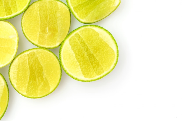 Schijfje citroen op een witte achtergrond.