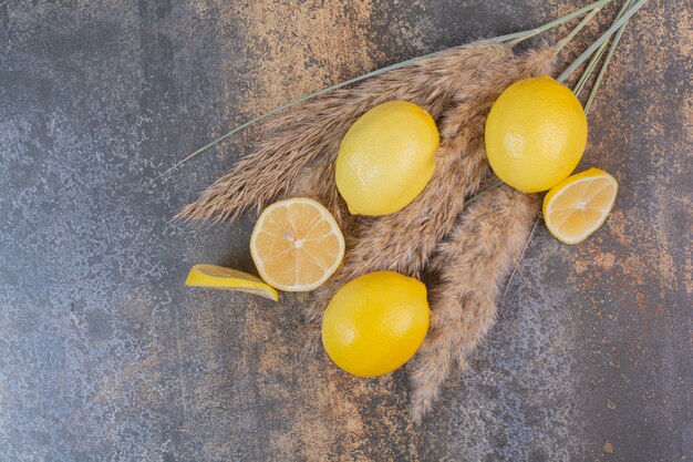 Schijfjes citroen op marmeren oppervlak
