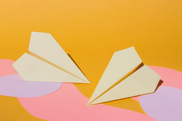 Schikking van plat leggen van papieren vliegtuigen