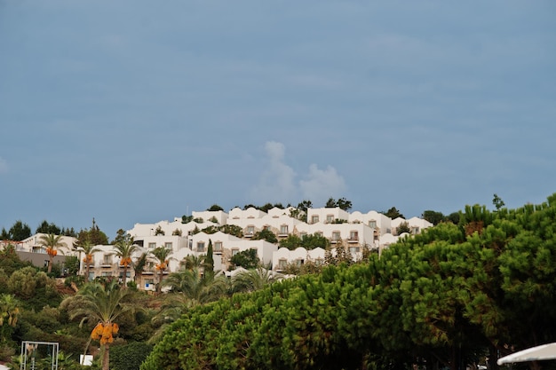 Gratis foto schilderachtig landschap met bergen en huizen exotisch landschap populaire bezienswaardigheid beroemde bestemming van bodrum, turkije