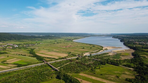 Schilderachtig uitzicht op een kalme rivier in de buurt van een dorp onder een sombere hemel