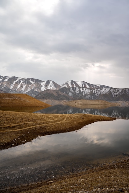 Gratis foto schilderachtig uitzicht op het azat-reservoir in armenië met een besneeuwde bergketen