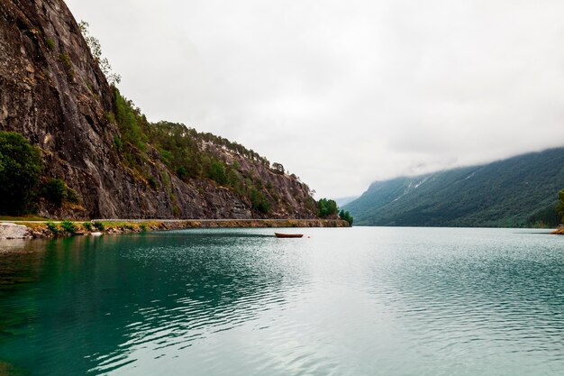 Schilderachtig uitzicht op het idyllische meer met bergen