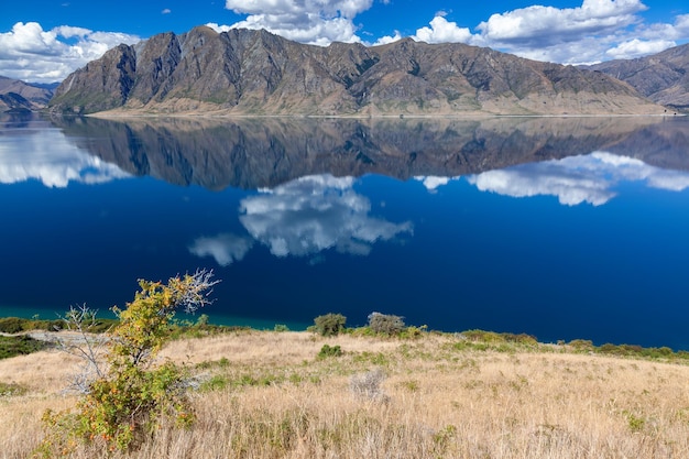 Schilderachtig uitzicht op lake hawea en de bergen in de verte Premium Foto
