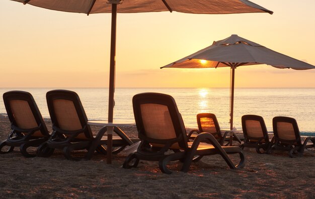 Schilderachtig uitzicht op zandstrand op het strand met open ligbedden en parasols tegen de zee en de bergen. Amara Dolce Vita luxe hotel. Toevlucht. Tekirova-Kemer. kalkoen